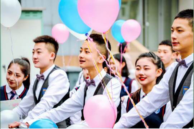 Nam sinh trường người ta khiến bao cô nàng ghen tị: Thuê xe đạp, cột bóng bay đèo các bạn nữ nhân ngày Con gái 7/3 Nam sinh trường người ta khiến bao cô nàng ghen tị: Thuê xe đạp, cột bóng bay đèo các bạn nữ nhân ngày Con gái 7/3